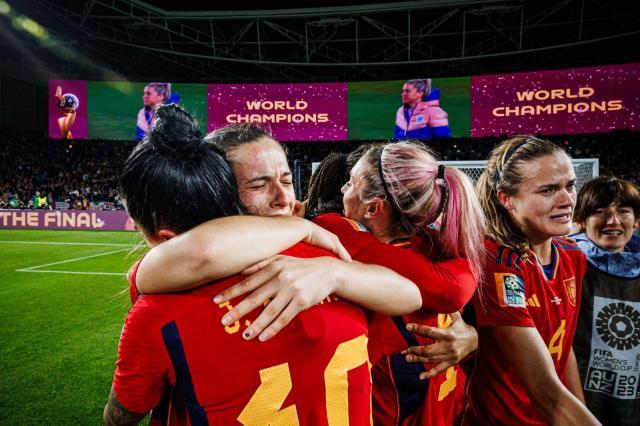 开云平台-新女王乱象中华丽加冕 青年军闹剧后破茧成蝶